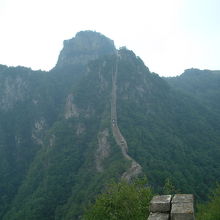 上った長城を遠くから見たら、こんな凄い所でした。