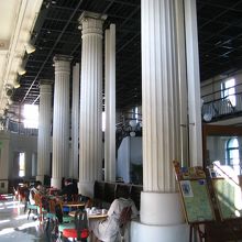 内部の見事な古典的円柱