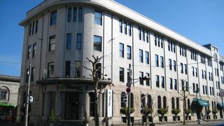 ６本の古典的円柱が見事です。