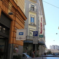 夜は薄暗い路地に存在します。