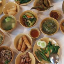 たくさんの小皿が出てくるラオス料理セット