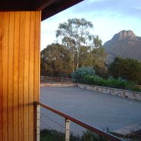 部屋からの眺め、グランピアンズ国立公園の南端が見える