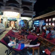 入り口より前にあるマッサージ屋さん