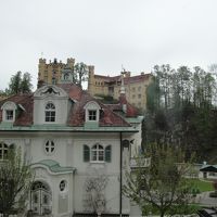 窓からの眺め。手前の建物が別館