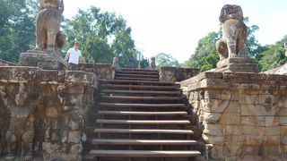 象のテラスの隣にあり、ライ病にかかった王のテラスと言われている