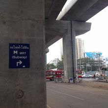 MRTへの乗換はこんな感じの所をてくてく歩く必要があります
