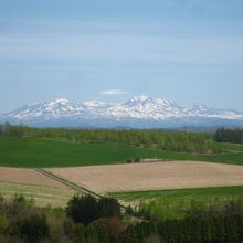 ５月の旭岳はまだ冬山です（一番高い山が旭岳）