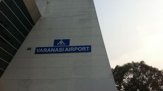 空港から街まではリキシャーかタクシーで