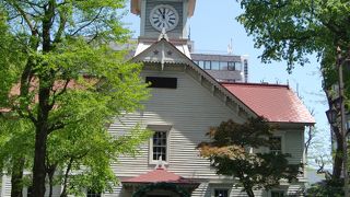 向かいの歩道から・・・