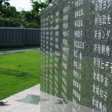 平和の礎　都道府県別に戦没者の名前が刻まれている
