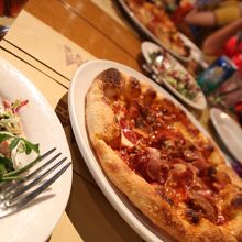 テーブル席に移って、待ちに待ったピッツア！味わい深い生地！