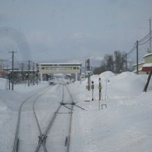 当麻駅構内へ向かうワンマン列車