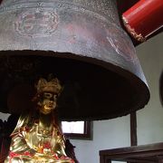 除夜の鐘を鳴らしているお寺