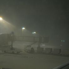 吹雪の旭川空港