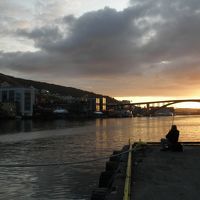 船は港の静かな所に係留してある