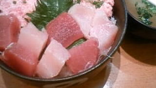 清水港の市場の中で食べるまぐろ丼　「みやもと」