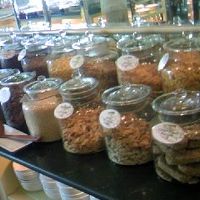 モーニングビュッフェ。シリアルもこんなにたくさん。♪