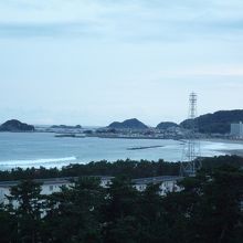 鴨川グランドタワーから前原海水浴場を望む