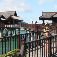 水上のコテージをつなぐ通路