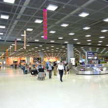 到着時、荷物を受け取る