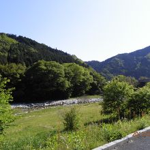 清流と森が広がります