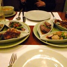 牛肉フィレ、ソフトシェルクラブ、野菜の三種