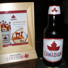 こちらがカナダを代表するビール、カナディアン。