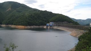 深い緑の色に水を湛えた湖