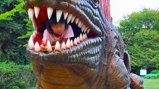 山の斜面に実物大の恐竜が･･････