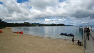 ホテルからビーチへの無料シャトルバスあり