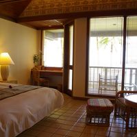 目の前には芝生の庭が広がりその先に海が見えます