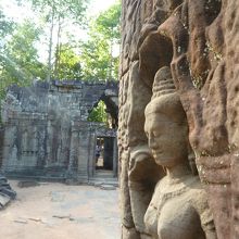 今にも抜け出してきそうなデバター。「あー肩凝った・・・」