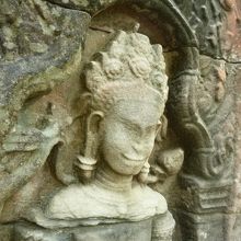 イアリングが重そう