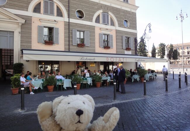 ポポロ広場に面したカフェです！