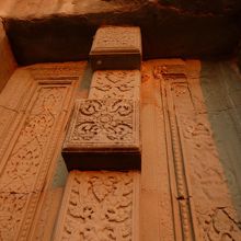 レリーフも茜色に染まります