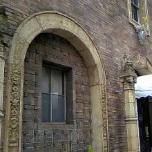 白いアーチやインド風の飾りが美しい