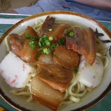 三枚肉そばはかまぼこ入り。