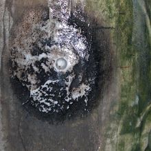 ここの穴に指を入れて円を描いてみて下さい。