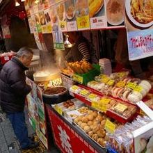 屋台には美味しそうな食べ物がたくさん