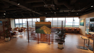 誰でも使えて飛行機も見えるラウンジがあります