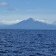 利尻山 (利尻富士) ---北の洋上に浮かぶ名峰です！