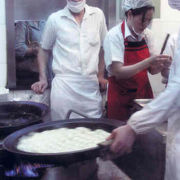 最近日本でも焼き小龍包が早っています。本場の小楊生煎の味をお試しあれ。