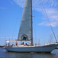 目の前を通ったヨット　２階の部屋のバルコニからズームでパチリ