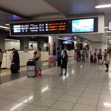 22:30着の便でも23:00位には駅構内