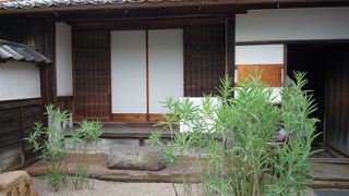 ひっそりしたたたずまい