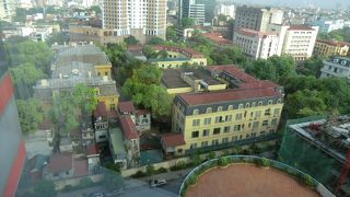 ハノイタワーの1Fのショッピングアーケード内にあります