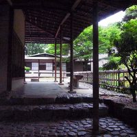 都ホテルの裏側に広がる、庭園と数奇屋作りの館