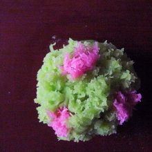 きんとんの非常に細かいそぼろが特徴。銘は岩根の躑躅