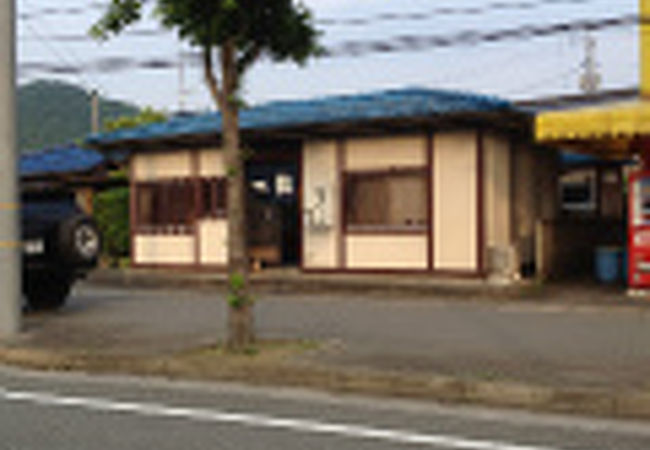 蕎麦屋みたいな外観の定食屋さんです。