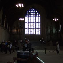 ツアーはこの薄暗い講堂から始まります